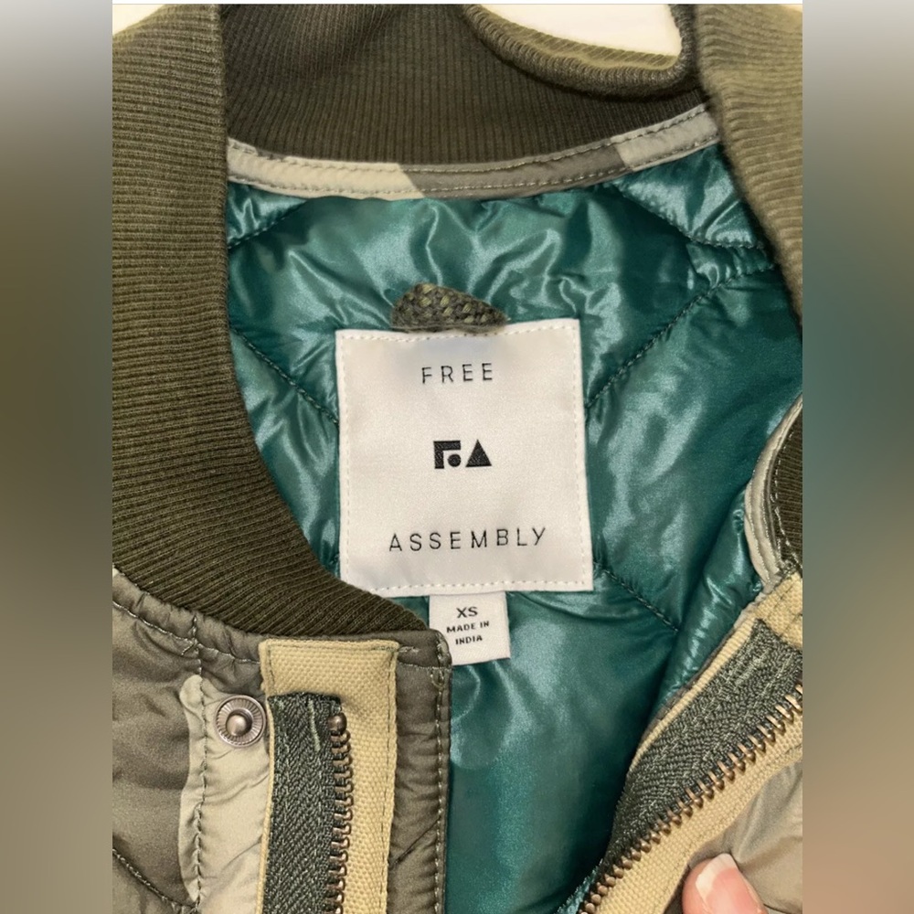 Free Assembly Men's Quilted Onion Pattern Vest Olive Green Camo size XS - Picture 5 of 12